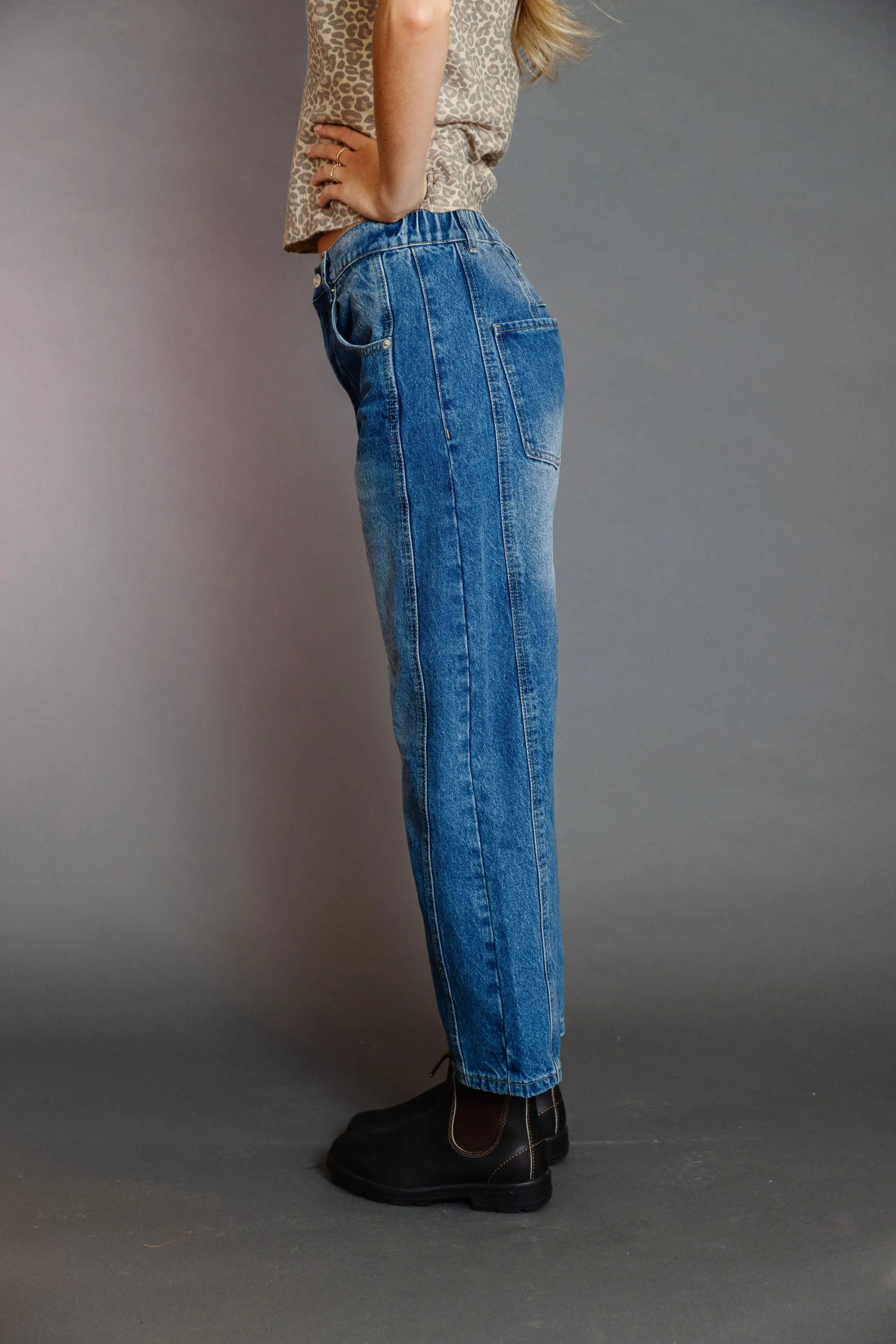 Toshi Barrel Jeans in Medium Wash